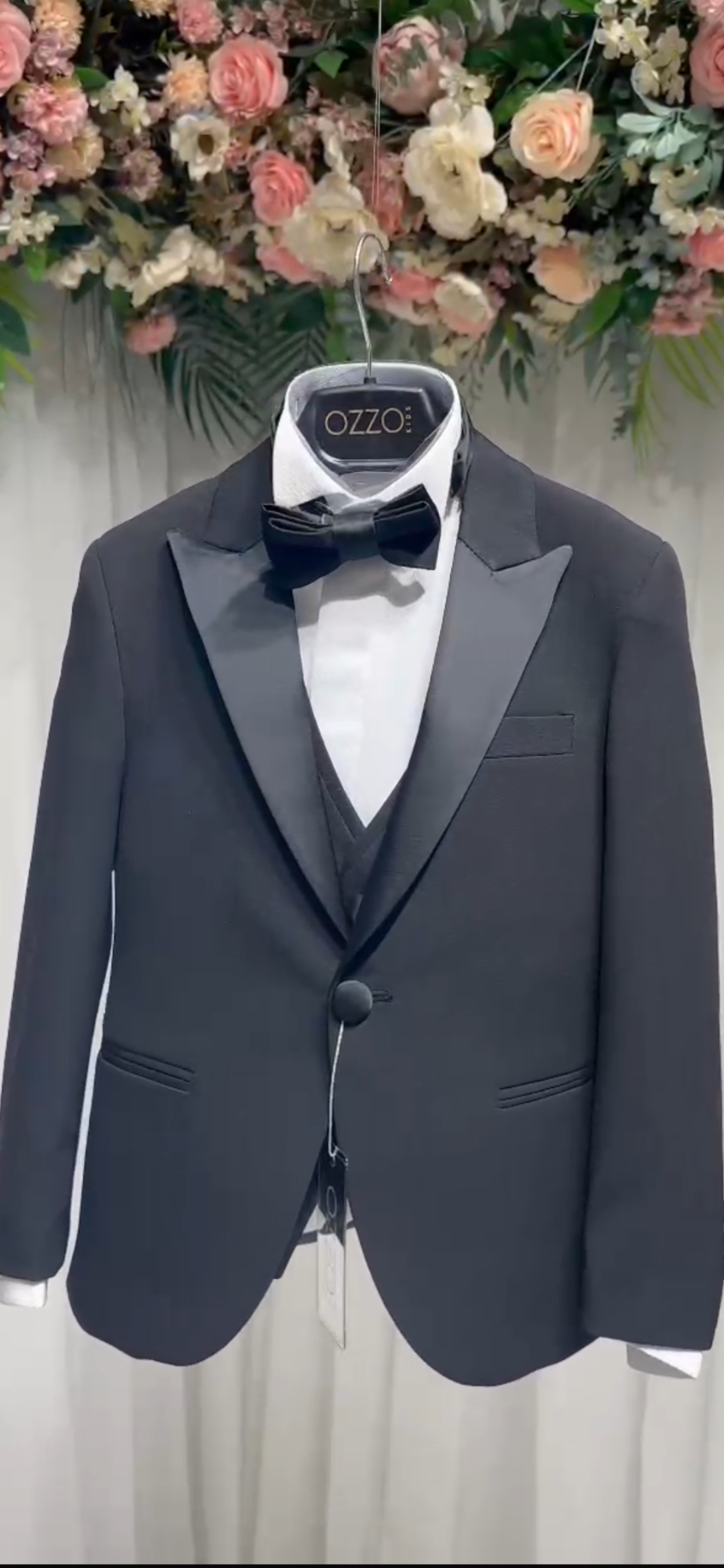 Black shiny collar suit