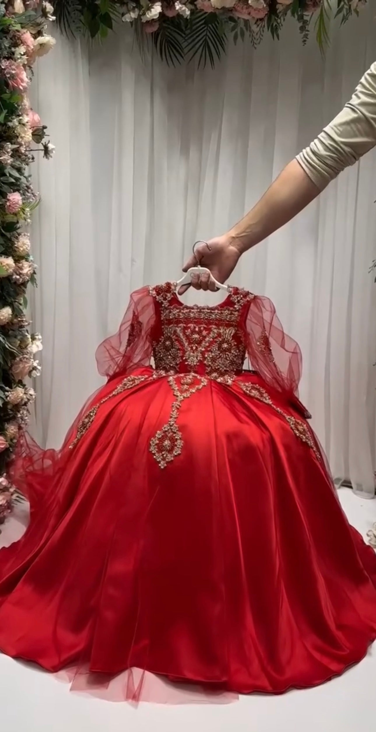 أحمر